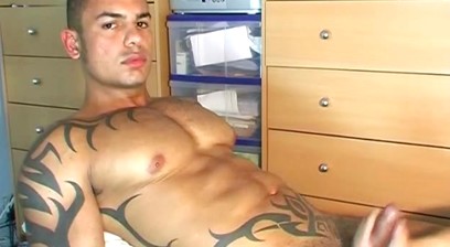 Football Player Gets Wanked his Big Cock by a Guy !