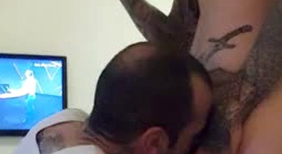 Troia rumena che si fa fistare e scopare in bocca e culo