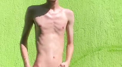 Skinny twink showing his body outdoor and cums at the sun